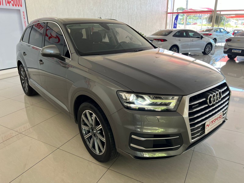 AUDI Q7 3.0 TFSI PERFORMANCE BLACK QUATTRO 2017/2017 TONHO AUTOMÓVEIS LAJEADO / Carros no Vale