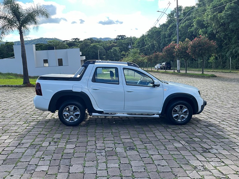 RENAULT OROCH DYNAMIQUE 2.0 AT 2017/2017 BOSCO AUTOMÓVEIS GUAPORÉ / Carros no Vale