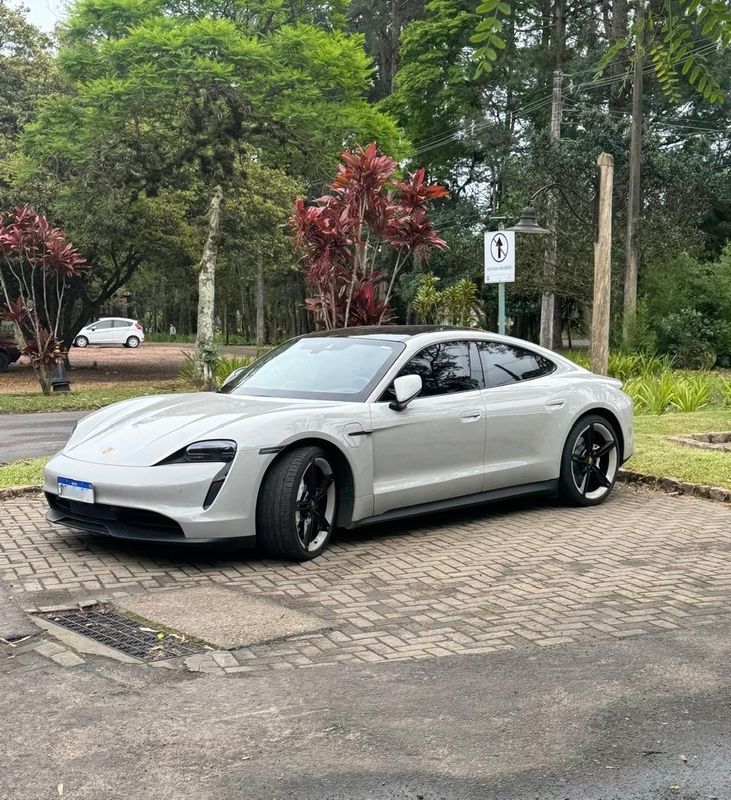 PORSCHE TAYCAN 4S ELÉTRICO 2021/2022 FÁBIO BERNARDES PORTO ALEGRE / Carros no Vale