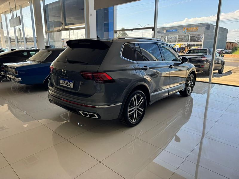 VOLKSWAGEN TIGUAN 2.0 300 TSI GASOLINA ALLSPACE R-LINE AUTOMÁTICO 2023/2024 FÁBIO BERNARDES PORTO ALEGRE / Carros no Vale