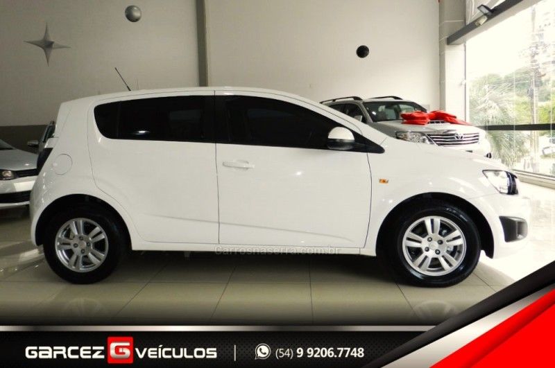 CHEVROLET SONIC 1.6 LT 16V 2013/2014 GARCEZ VEÍCULOS BENTO GONÇALVES / Carros no Vale