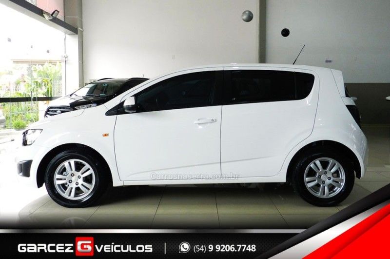 CHEVROLET SONIC 1.6 LT 16V 2013/2014 GARCEZ VEÍCULOS BENTO GONÇALVES / Carros no Vale