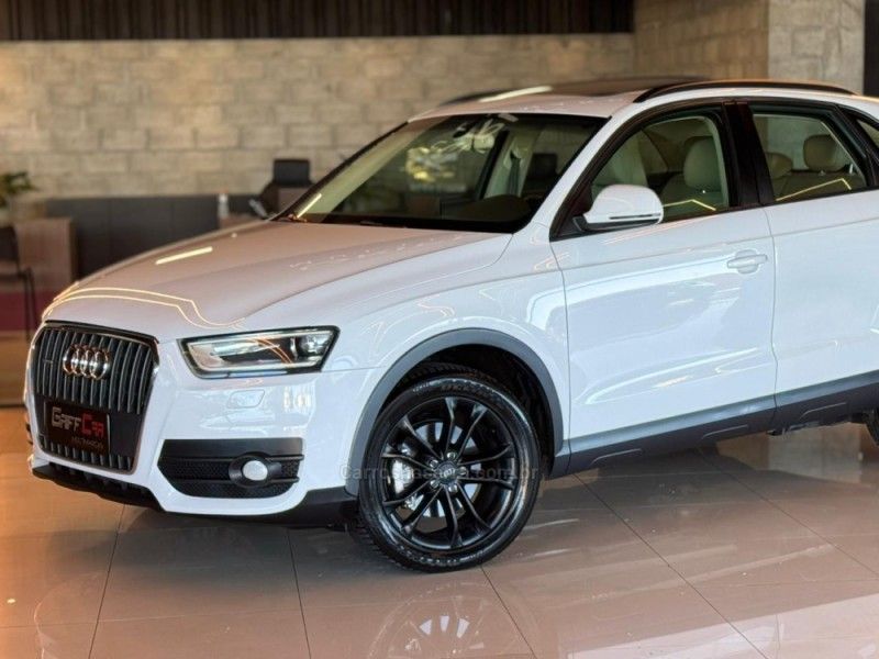 AUDI Q3 2.0 TFSI AMBIENTE QUATTRO S TRONIC 2014/2014 GRIFFCAR MULTIMARCAS DOIS IRMÃOS / Carros no Vale