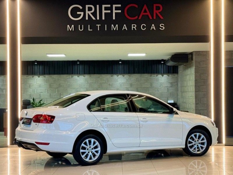 VOLKSWAGEN JETTA 2.0 COMFORTLINE TIPTRONIC 2011/2012 GRIFFCAR MULTIMARCAS DOIS IRMÃOS / Carros no Vale