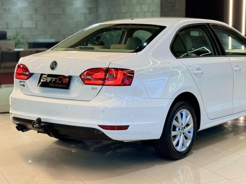 VOLKSWAGEN JETTA 2.0 COMFORTLINE TIPTRONIC 2011/2012 GRIFFCAR MULTIMARCAS DOIS IRMÃOS / Carros no Vale