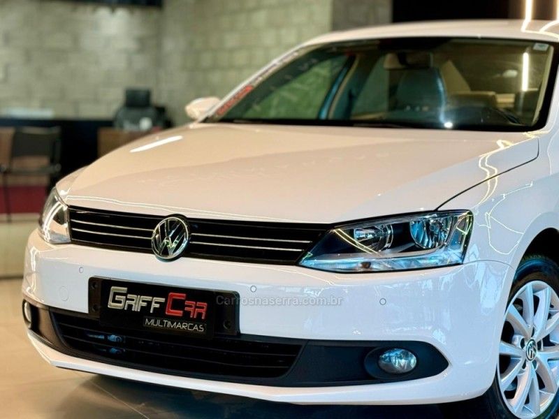 VOLKSWAGEN JETTA 2.0 COMFORTLINE TIPTRONIC 2011/2012 GRIFFCAR MULTIMARCAS DOIS IRMÃOS / Carros no Vale