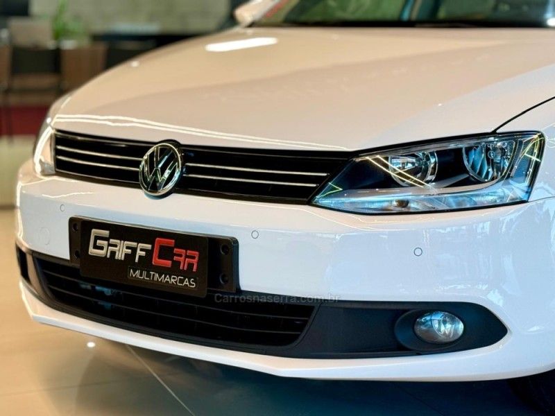 VOLKSWAGEN JETTA 2.0 COMFORTLINE TIPTRONIC 2011/2012 GRIFFCAR MULTIMARCAS DOIS IRMÃOS / Carros no Vale