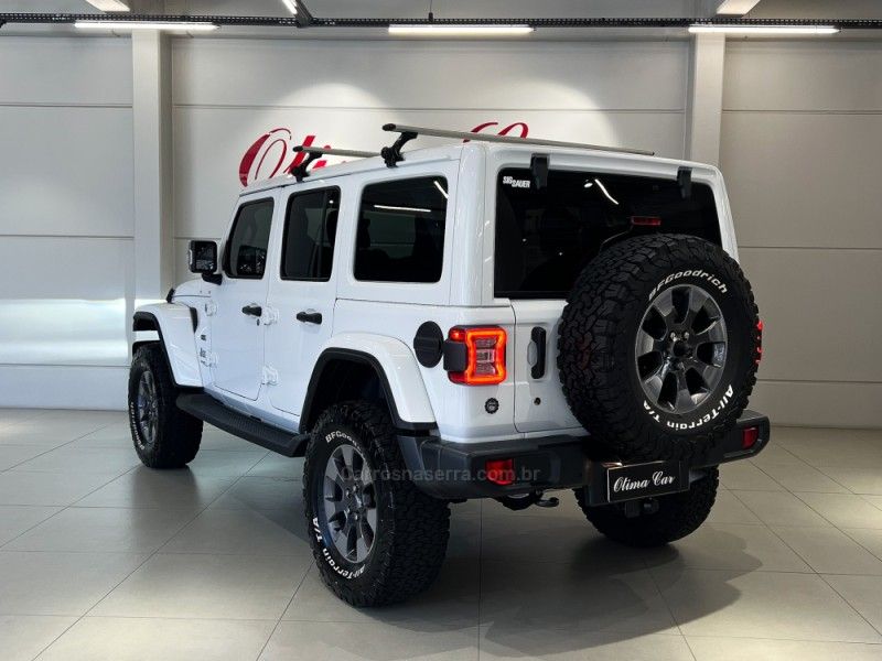 JEEP WRANGLER 2.0 TURBO UNLIMITED SAHARA 4X4 2019/2019 ÓTIMA CAR FLORES DA CUNHA / Carros no Vale