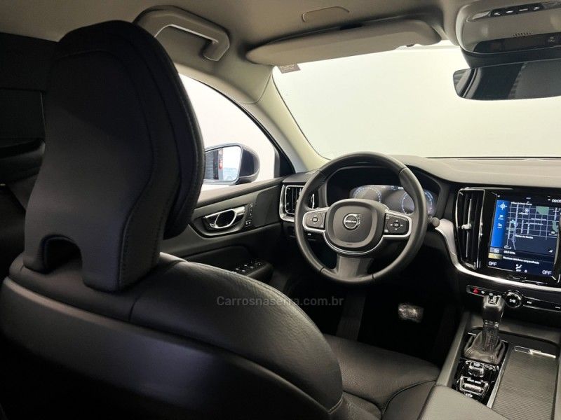 VOLVO S60 2.0 T4 MOMENTUM 2019/2020 ÓTIMA CAR FLORES DA CUNHA / Carros no Vale