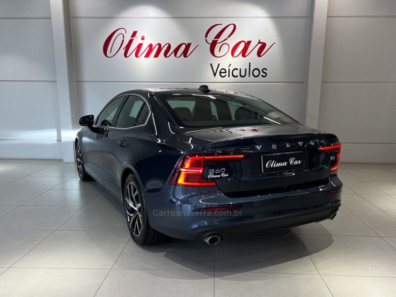 VOLVO S60 2.0 T4 MOMENTUM 2019/2020 ÓTIMA CAR FLORES DA CUNHA / Carros no Vale