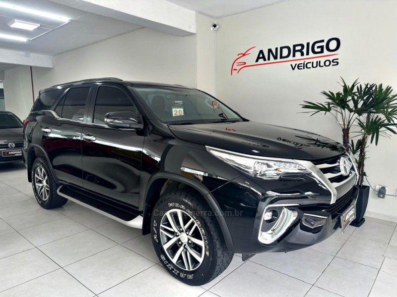 TOYOTA HILUX SW4 2.8 SRX 4X4 7 LUGARES 16V TURBO INTERCOOLER 2020/2020 ANDRIGO VEÍCULOS CAXIAS DO SUL / Carros no Vale