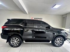 TOYOTA HILUX SW4 2.8 SRX 4X4 7 LUGARES 16V TURBO INTERCOOLER 2020/2020 ANDRIGO VEÍCULOS CAXIAS DO SUL / Carros no Vale