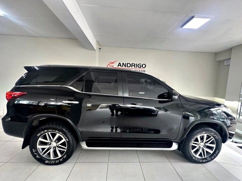 TOYOTA HILUX SW4 2.8 SRX 4X4 7 LUGARES 16V TURBO INTERCOOLER 2020/2020 ANDRIGO VEÍCULOS CAXIAS DO SUL / Carros no Vale