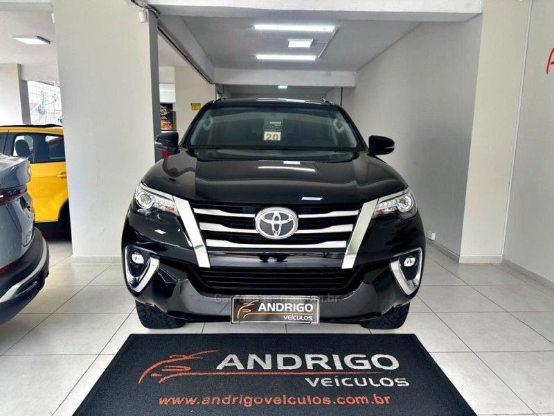 TOYOTA HILUX SW4 2.8 SRX 4X4 7 LUGARES 16V TURBO INTERCOOLER 2020/2020 ANDRIGO VEÍCULOS CAXIAS DO SUL / Carros no Vale