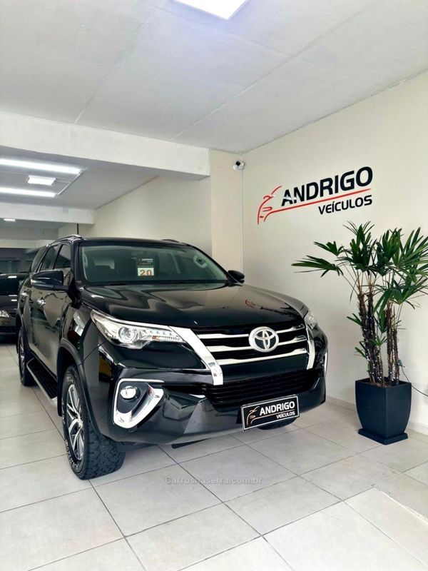 TOYOTA HILUX SW4 2.8 SRX 4X4 7 LUGARES 16V TURBO INTERCOOLER 2020/2020 ANDRIGO VEÍCULOS CAXIAS DO SUL / Carros no Vale