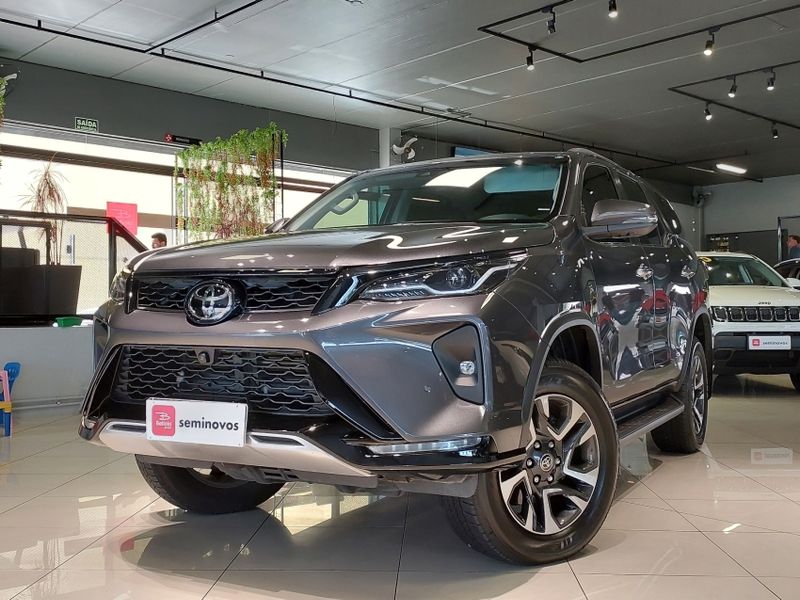 Toyota HILUX SW4 2.8 D-4D TURBO DIESEL SRX PLATINUM 7L 4X4 AUTOMÁTICO 2023/2024 BETIOLO NOVOS E SEMINOVOS LAJEADO / Carros no Vale