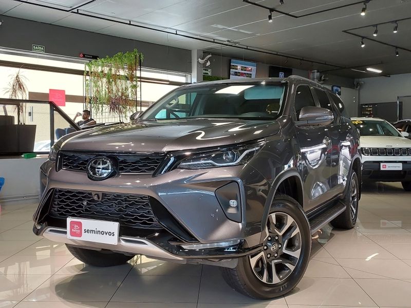 Toyota HILUX SW4 2.8 D-4D TURBO DIESEL SRX PLATINUM 7L 4X4 AUTOMÁTICO 2023/2024 BETIOLO NOVOS E SEMINOVOS LAJEADO / Carros no Vale