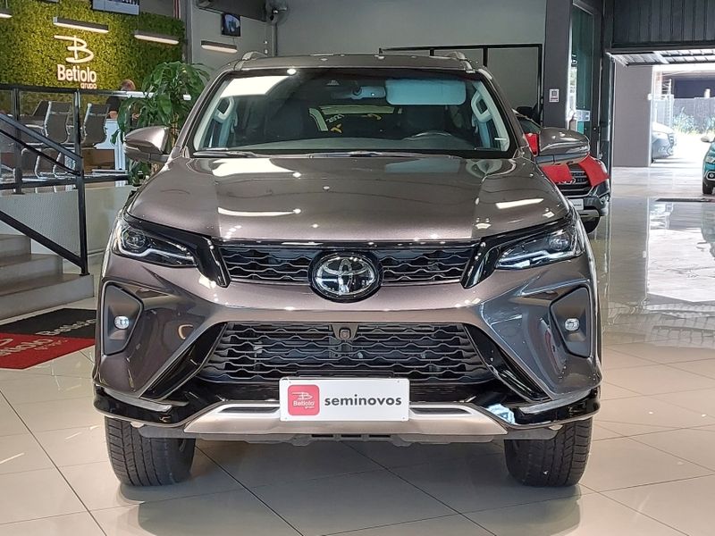 Toyota HILUX SW4 2.8 D-4D TURBO DIESEL SRX PLATINUM 7L 4X4 AUTOMÁTICO 2023/2024 BETIOLO NOVOS E SEMINOVOS LAJEADO / Carros no Vale