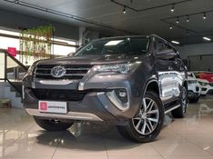 Toyota HILUX SW4 2.8 SRX 4X4 7 LUGARES 16V TURBO INTERCOOLER DIESEL 4P AUTOMÁTICO 2019/2019 BETIOLO NOVOS E SEMINOVOS LAJEADO / Carros no Vale