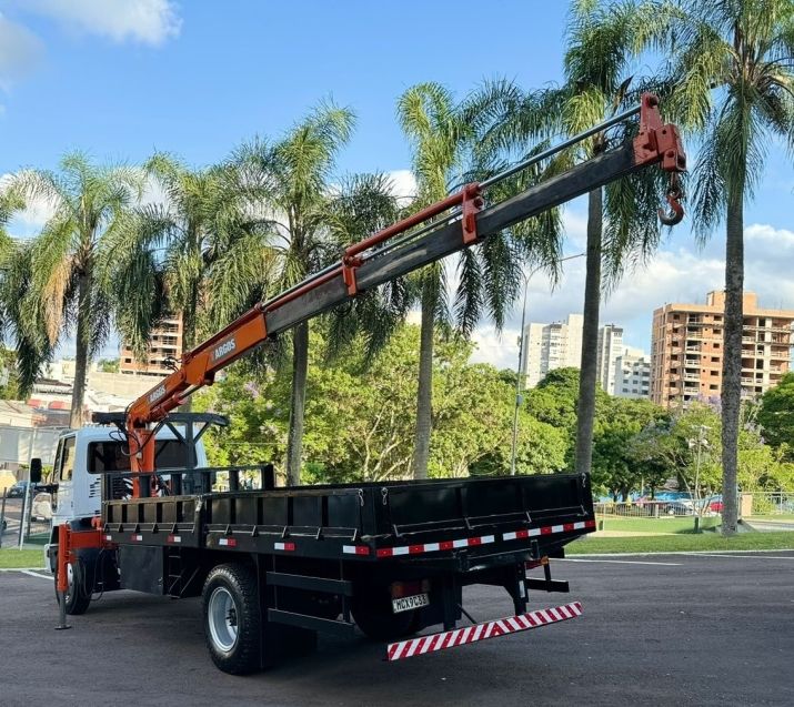 Ford Cargo 1317/ 1317 E T MUNCK 2005/2005 CAMINHÕES & CAMIONETAS PASSO FUNDO / Carros no Vale