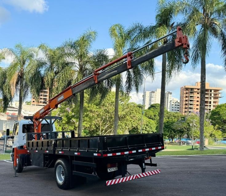 Ford Cargo 1317/ 1317 E T MUNCK 2005/2005 CAMINHÕES & CAMIONETAS PASSO FUNDO / Carros no Vale