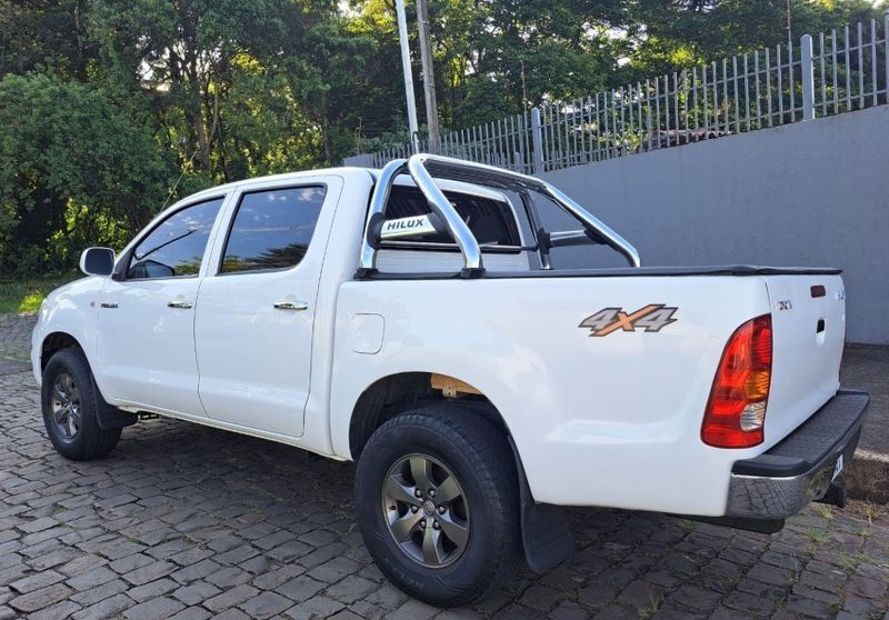 Toyota HILUX 2.5 STD 4X4 CD 16V TURBO DIESEL 4P MANUAL 2011/2011 CAMINHÕES & CAMIONETAS PASSO FUNDO / Carros no Vale