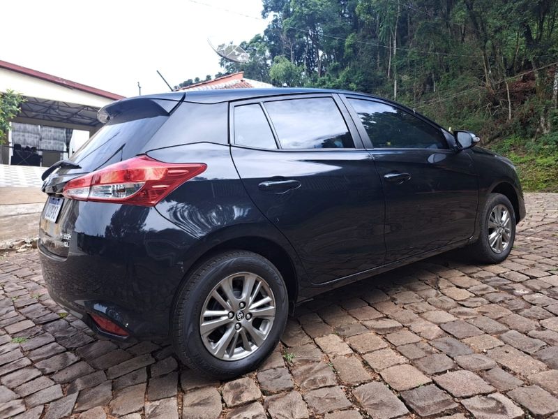 Toyota YARIS 1.5 16V FLEX XLS CONNECT MULTIDRIVE 2020/2021 CAMINHÕES & CAMIONETAS PASSO FUNDO / Carros no Vale