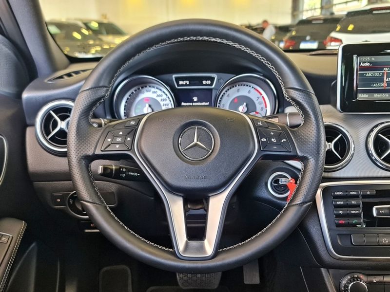 Mercedes-Benz GLA 200 1.6 CGI ADVANCE 16V TURBO FLEX 4P AUTOMÁTICO 2015/2015 CARRO DEZ NOVO HAMBURGO / Carros no Vale