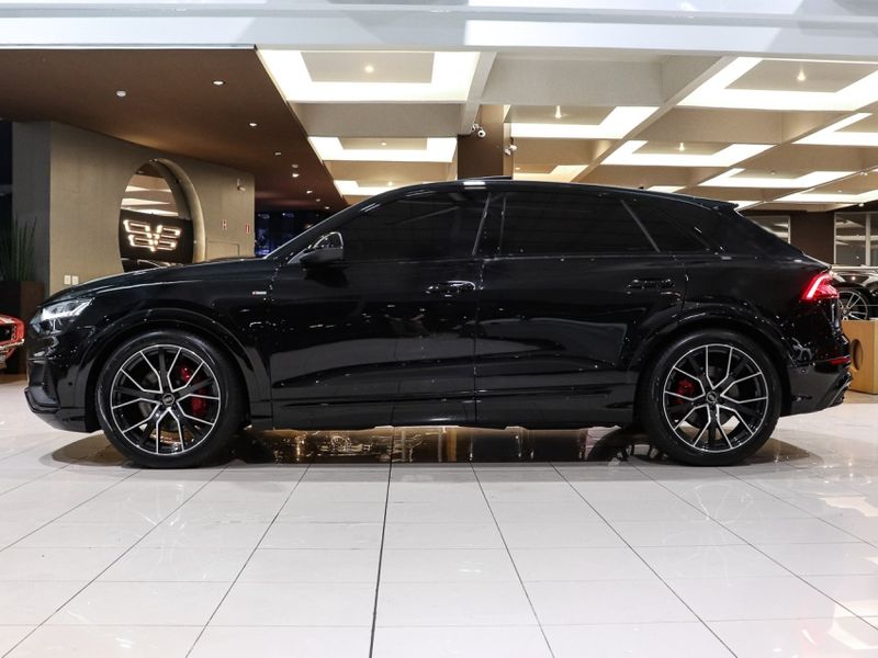 Audi Q8 3.0 TFSI GASOLINA PERFORMANCE BLACK QUATTRO TIPTRONIC 2022/2022 VIA BELLA VEÍCULOS ESPECIAIS CAXIAS DO SUL / Carros no Vale