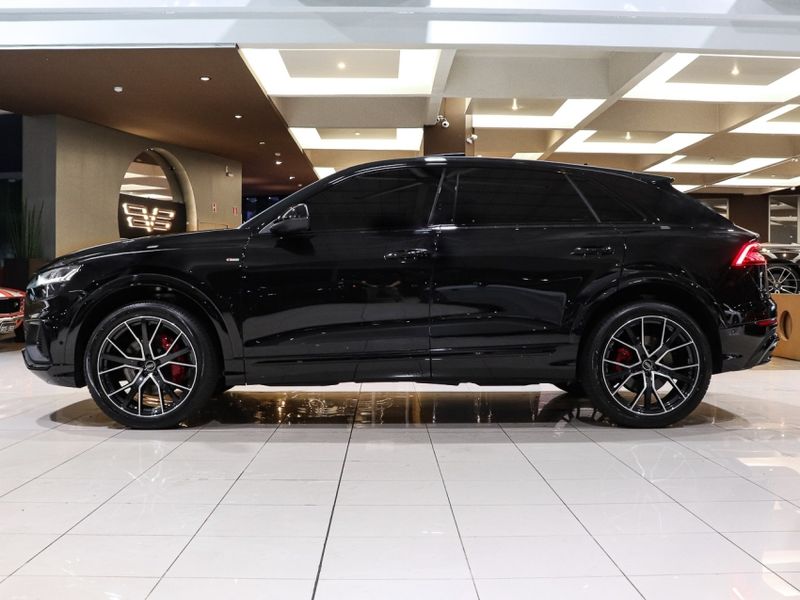 Audi Q8 3.0 TFSI GASOLINA PERFORMANCE BLACK QUATTRO TIPTRONIC 2022/2022 VIA BELLA VEÍCULOS ESPECIAIS CAXIAS DO SUL / Carros no Vale