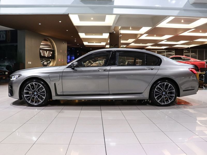 BMW 745Le 3.0 TWINPOWER HÍBRIDO M SPORT AUTOMÁTICO 2021/2021 VIA BELLA VEÍCULOS ESPECIAIS CAXIAS DO SUL / Carros no Vale