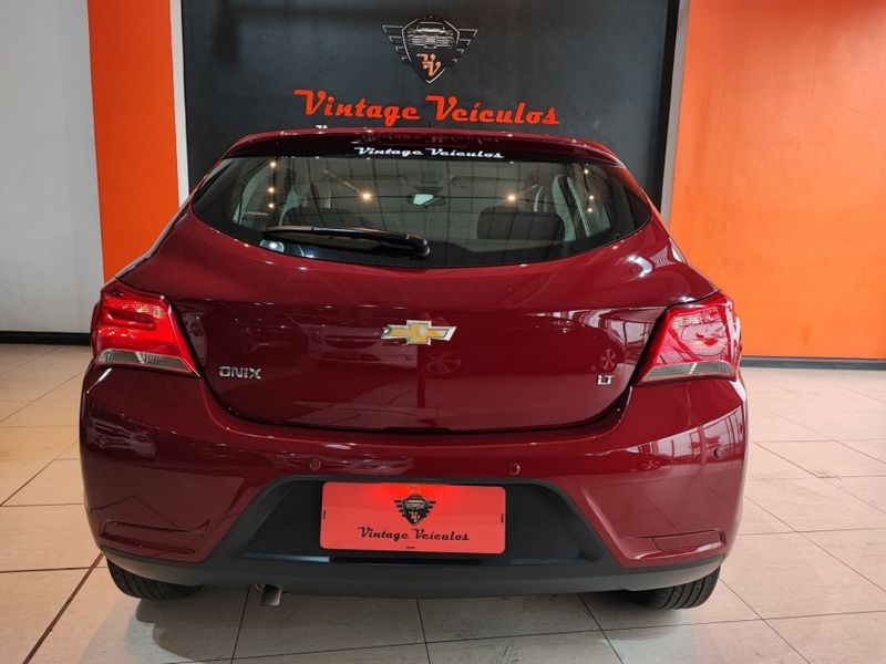 Chevrolet ONIX 1.0 MPFI LT 8V FLEX 4P MANUAL 2018/2018 VINTAGE VEÍCULOS CAXIAS DO SUL / Carros no Vale