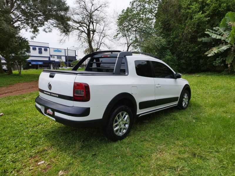 Volkswagen SAVEIRO CROSS C.DUPLA 1.6 2015 GRASSI VEÍCULOS LAJEADO / Carros no Vale