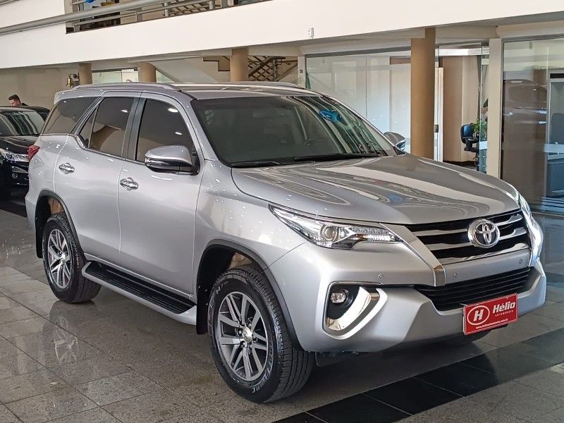 Toyota HILUX SW4 SRX 2.8 2019 HÉLIO AUTOMÓVEIS LAJEADO / Carros no Vale