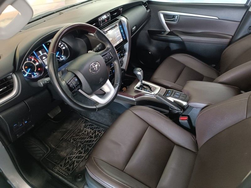 Toyota HILUX SW4 SRX 2.8 2019 HÉLIO AUTOMÓVEIS LAJEADO / Carros no Vale