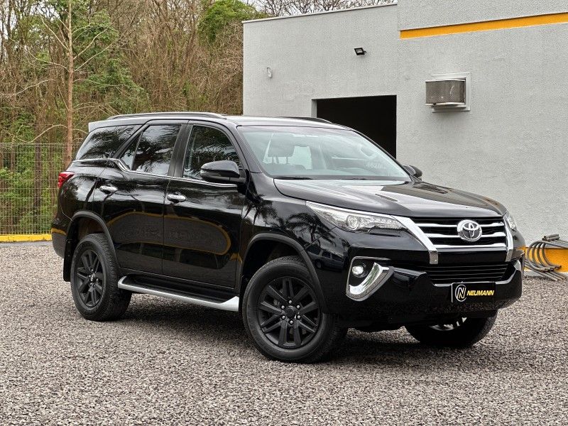 Toyota HILUX SW4 SRX 2.8 2019 NEUMANN VEÍCULOS ARROIO DO MEIO / Carros no Vale