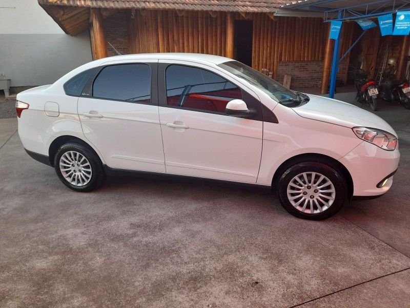 Fiat GRAND SIENA ATTRACTIVE 1.4 8V 2015 FERREIRA VEÍCULOS VENÂNCIO AIRES / Carros no Vale