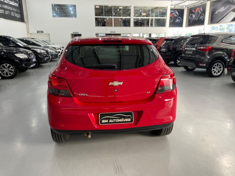 Chevrolet Onix 1.4 Lt 2013/2014 SIM AUTOMÓVEIS ROLANTE / Carros no Vale