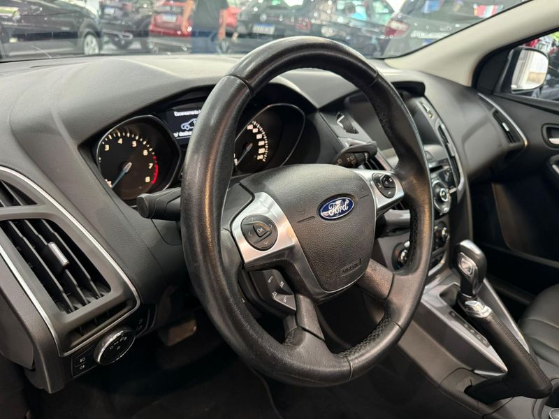 Ford Focus Sedan Titanium 2.0 Plus 16 V 2014/2015 SIM AUTOMÓVEIS ROLANTE / Carros no Vale