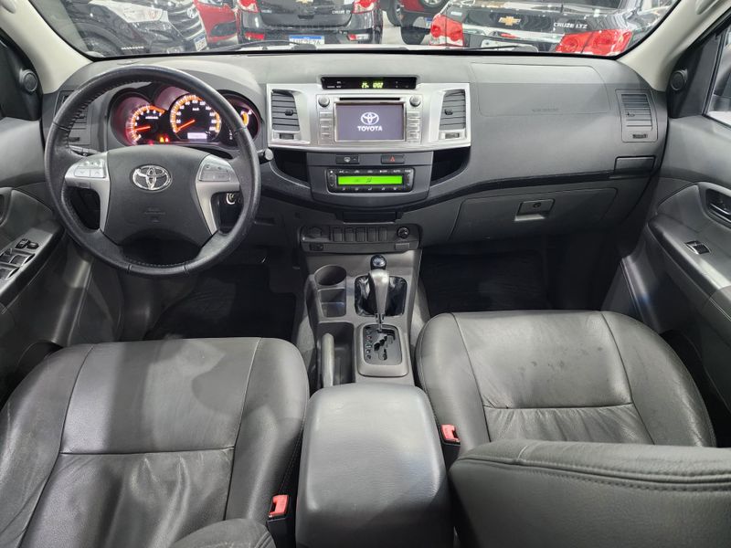 Toyota Hilux 2.7 Srv Cd 4×4 2014/2014 SIM AUTOMÓVEIS ROLANTE / Carros no Vale