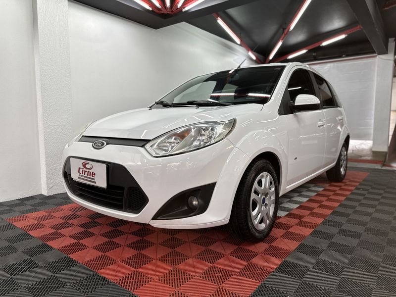 Ford Fiesta SE 1.0 8V 2013/2014 CIRNE AUTOMÓVEIS SANTA MARIA / Carros no Vale