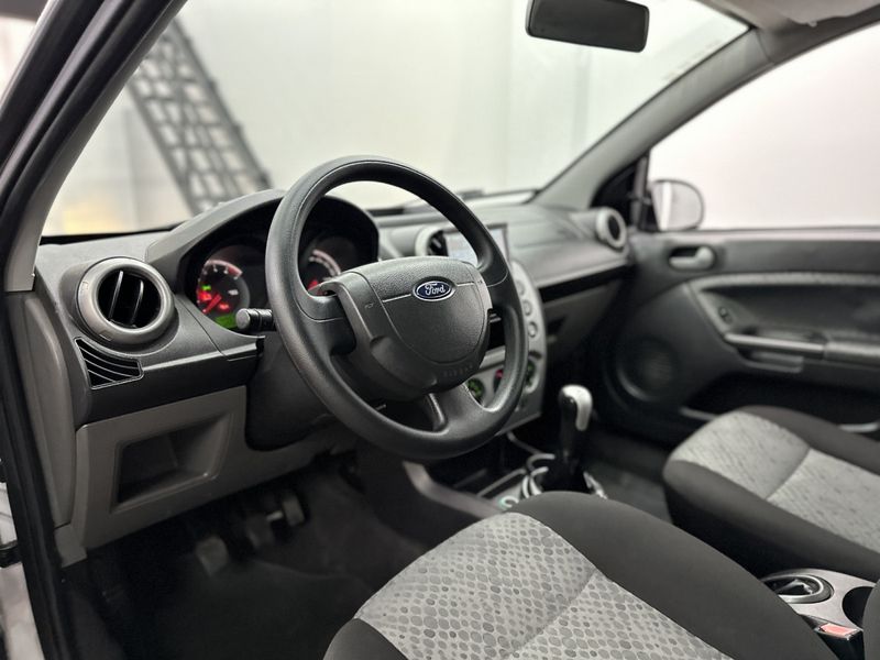 Ford Fiesta SE 1.0 8V 2013/2014 CIRNE AUTOMÓVEIS SANTA MARIA / Carros no Vale