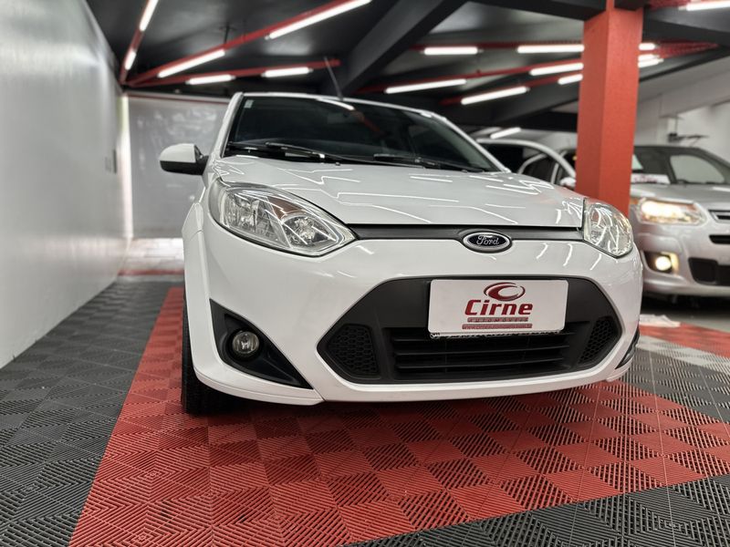 Ford Fiesta SE 1.0 8V 2013/2014 CIRNE AUTOMÓVEIS SANTA MARIA / Carros no Vale