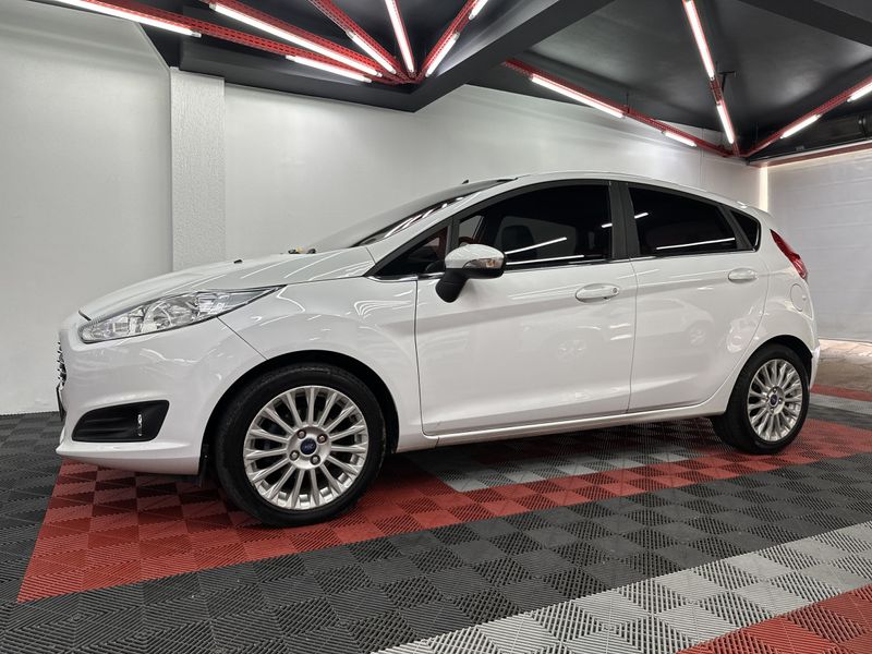 Ford Fiesta TIT./TIT.Plus 1.6 16V 2014/2014 CIRNE AUTOMÓVEIS SANTA MARIA / Carros no Vale