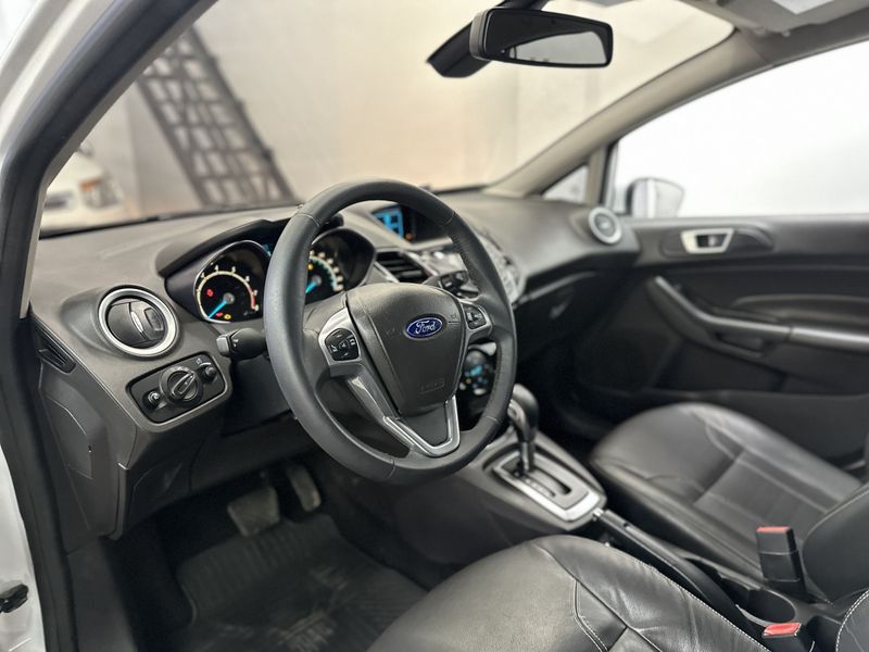 Ford Fiesta TIT./TIT.Plus 1.6 16V 2014/2014 CIRNE AUTOMÓVEIS SANTA MARIA / Carros no Vale