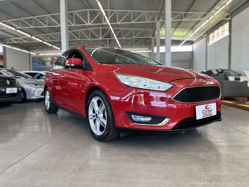 Ford Focus Sedan 2.0 16V/ 16V 2015/2016 CIRNE AUTOMÓVEIS SANTA MARIA / Carros no Vale