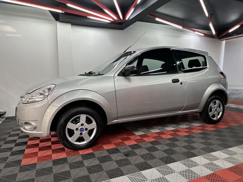 Ford Ka 1.0 8V/ 8V ST 3p 2010/2011 CIRNE AUTOMÓVEIS SANTA MARIA / Carros no Vale