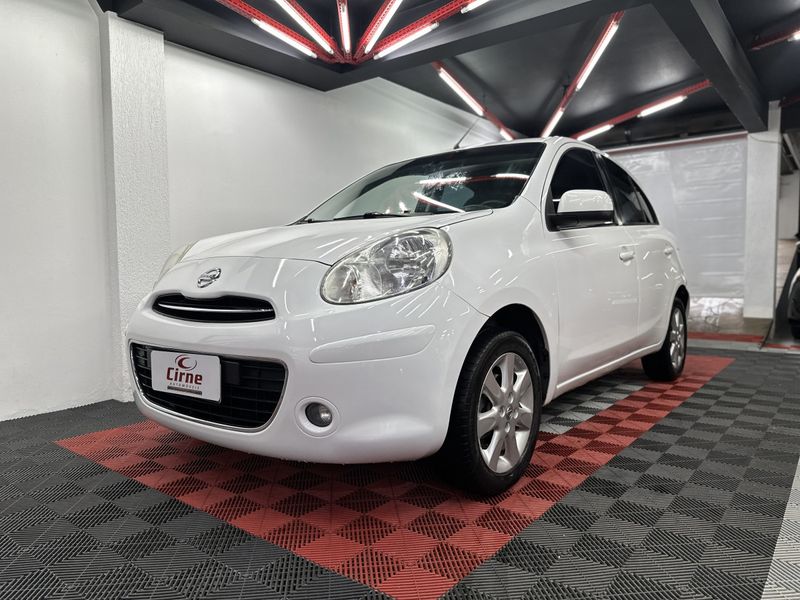 Nissan MARCH SV 1.6 16V Fuel 2013/2014 CIRNE AUTOMÓVEIS SANTA MARIA / Carros no Vale