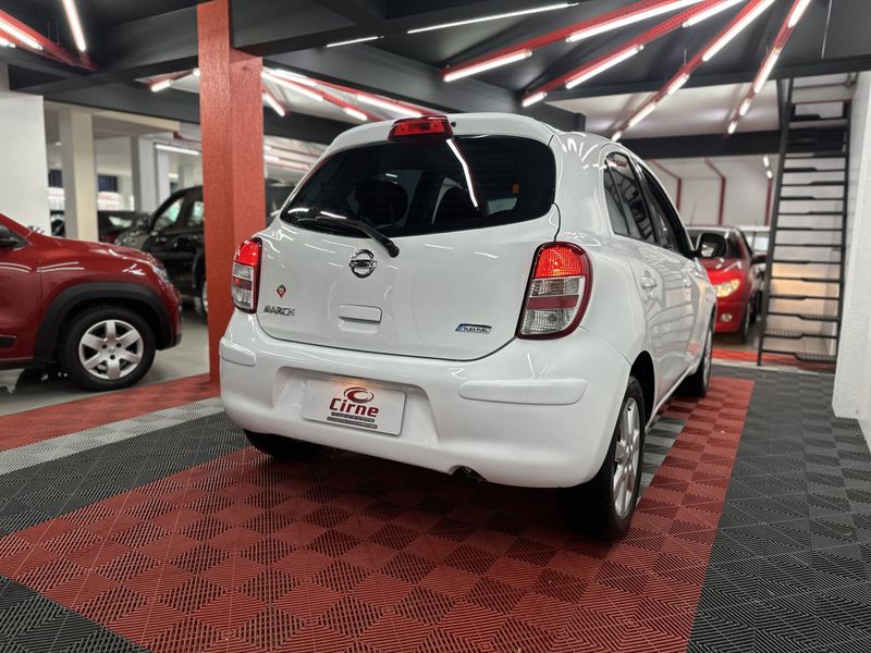 Nissan MARCH SV 1.6 16V Fuel 2013/2014 CIRNE AUTOMÓVEIS SANTA MARIA / Carros no Vale