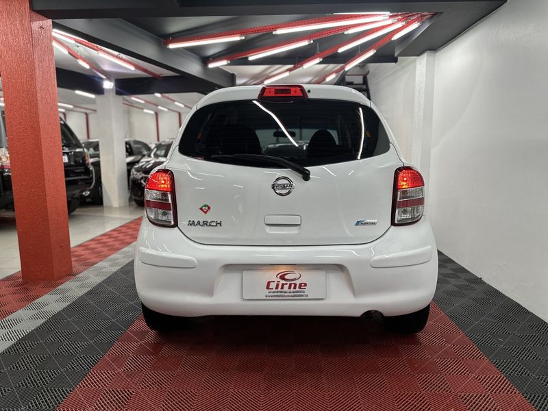 Nissan MARCH SV 1.6 16V Fuel 2013/2014 CIRNE AUTOMÓVEIS SANTA MARIA / Carros no Vale